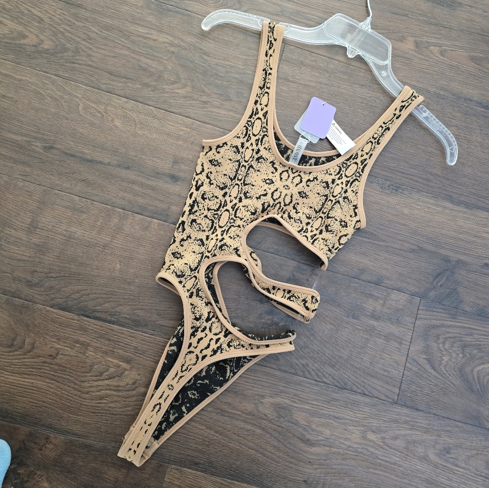 Sexy Bodysuit in Tan Leopard Print - Picture 2 of 3